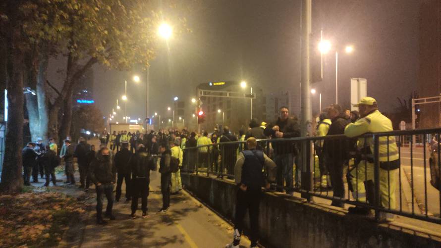 Ispred zadarske gradske uprave došlo do naguravanja, u Slanom 16 radnika bojkotiralo potvrde