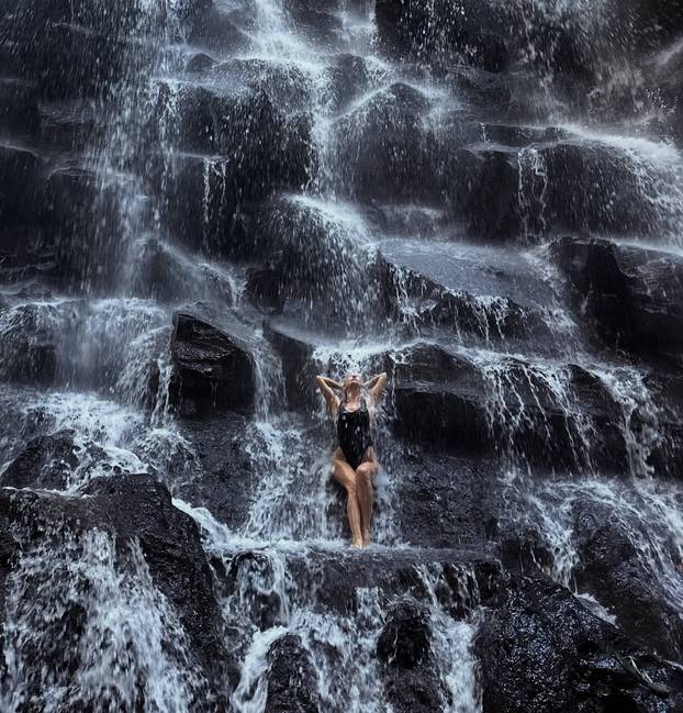 FOTO Polugoli i mokri do kože u vrelom zagrljaju: Maja objavila nikad vatrenije fotke sa Šimom