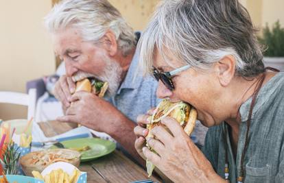 Visokoprerađena hrana ubrzava biološke procese starenja u ljudi