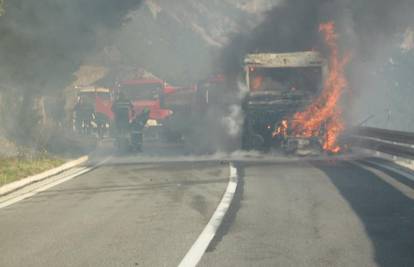 Makarska: Zapalio se bus, desetak putnika se spasilo