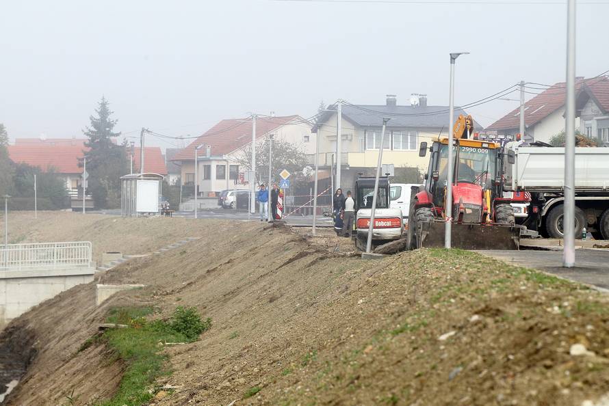 Popucalo parkiralište, klizište prijeti tek otvorenoj školi!