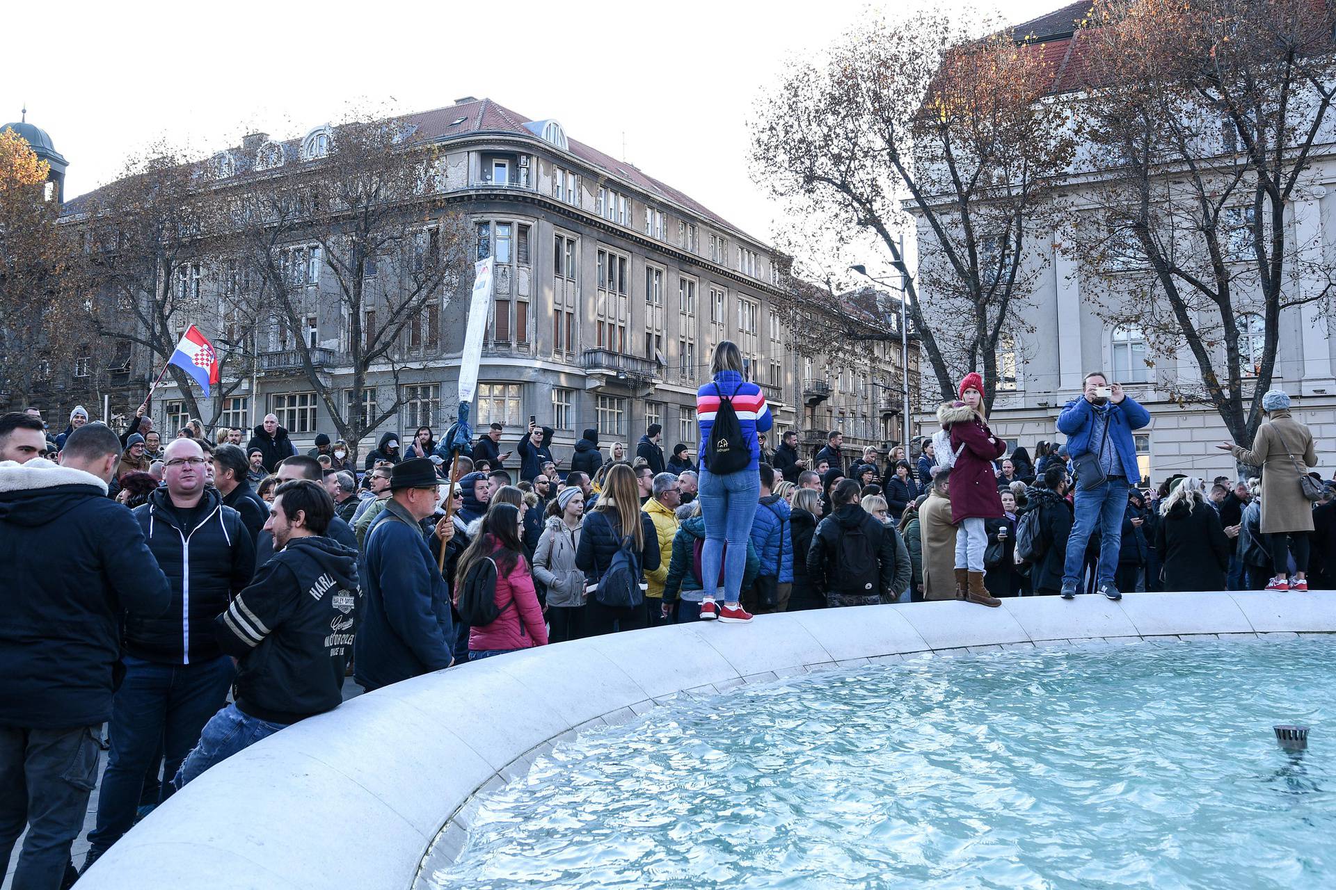 Zagreb: Okupljanje prosvjednika protiv COVID potvrda na Trgu žrtava fašizma