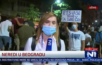 Lik s natpisom u live prijenosu iz Beograda je hit prosvjeda