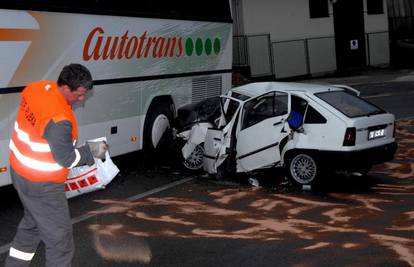 Zabio se u bok autobusa, vatrogasci ga 'čupali' van