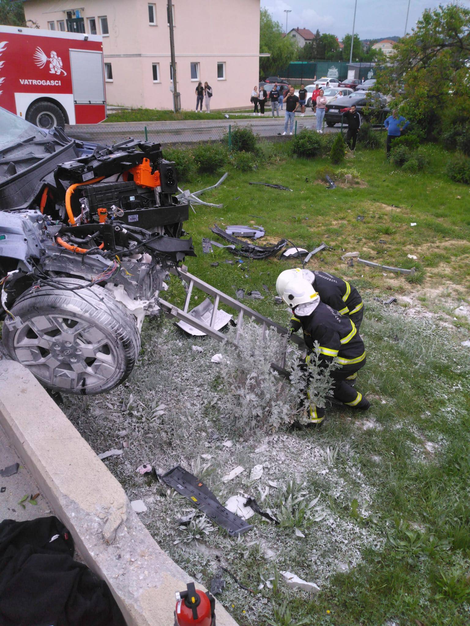 VIDEO Automobil je sletio ceste u Pregradi: Troje je ozlijeđenih