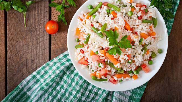 Salata od riže, mrkve i mahuna