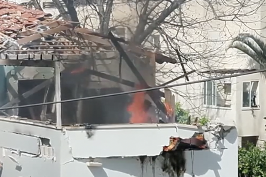 Snimka ku&cacute;e o&scaron;te&cacute;ene iranskim zra&ccaron;nim napadom u izraelskom Rehovotu snimljena dronom