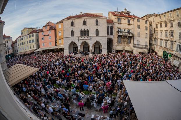 Split: Građani se okupili u spomen na Halida Bešlića na gradskoj Pjaci