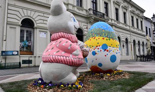 FOTO Sredi&scaron;nji gradski trg u Slavonskom Brodu o&zcaron;ivio pisanicama i veselim ze&ccaron;evima