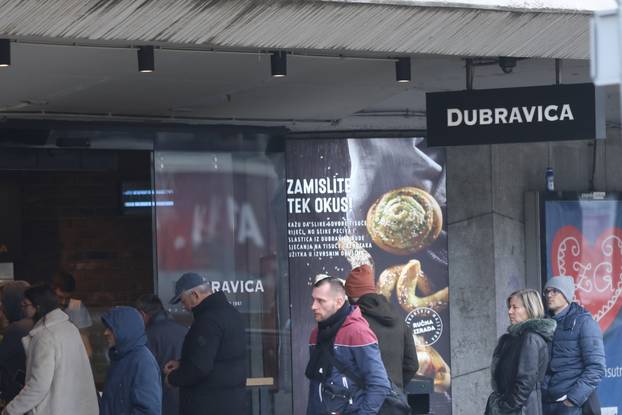 
Zagreb: Gužve na autobusnom kolodvoru ispred rijetko otvorenih dućana i pekarnica u gradu