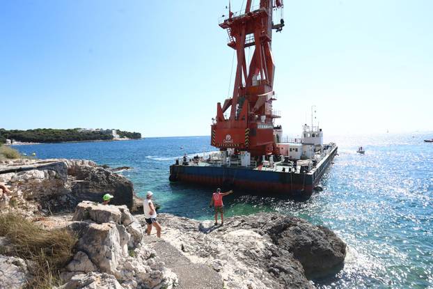 Pula: Na Zlatnim stijenama uklonjen kamion za smeće koji je otklizao u more