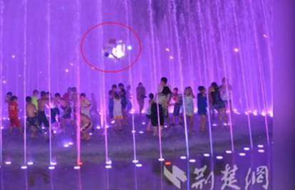 Opasna igra u fontani: Dječaka je mlaz vode lansirao u zrak 