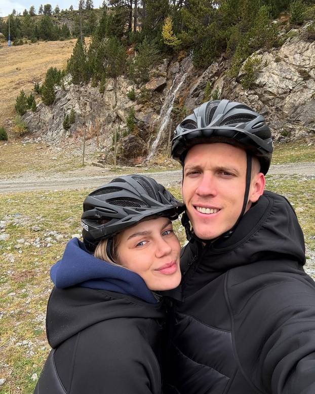 FOTO Pršti sve na Ibizi! Dani Olmo i njegova djevojka na plaži izmjenjivali nježnosti...