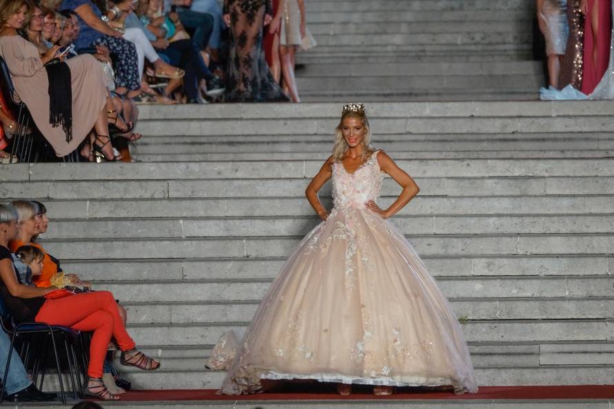 U centru grada: Modni spektakl privukao brojna poznata lica