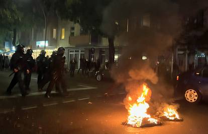 Neredi u Berlinu: Prosvjednici su napali policiju, palili gume na autima, bacali pirotehniku