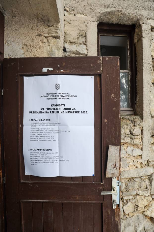 Škola u Željeznom Žumberačkom odavno se ne koristi, ali danas je otvorena zbog izbora