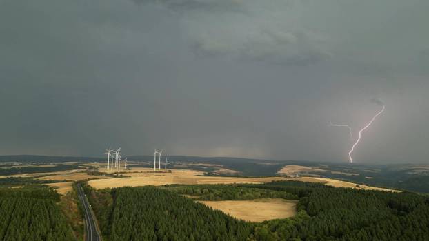 Eine heftige Unwetterfront beendete den extrem heißen Sommertag in Westdeutschland. Aus Frankreich und Luxenburg zogen a