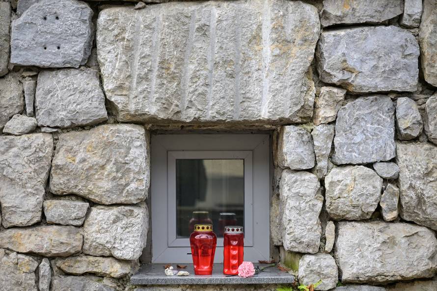 Novo Mesto: Na mjestu ubojstva građani pale lampione i lampaše