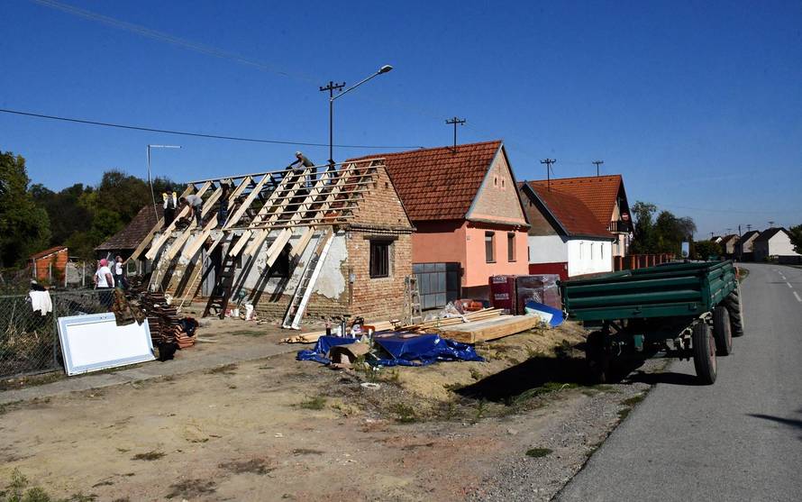 Mala Kopanica: Dvadesetak prijatelja odlučilo je sumještaninu Zoltanu Križanu obnoviti kuću