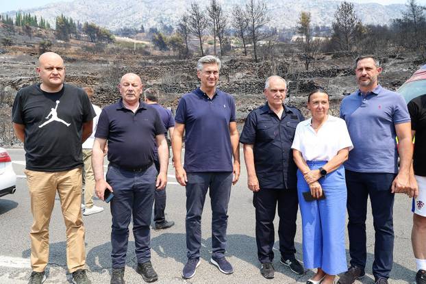 Premijer Andrej Plenković u obilasku požarišta u Omišu