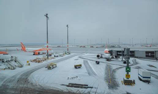 FOTO Kaos u Berlinu: Avioni ne lete, zra&ccaron;na luka zatvorena je i drugi dan, prijeti ledena ki&scaron;a