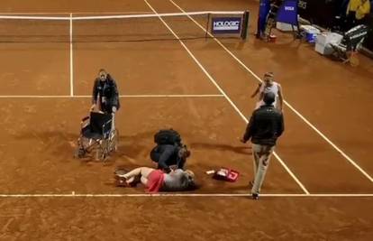 VIDEO Britanka se srušila usred meča! Odveli su je na kolicima