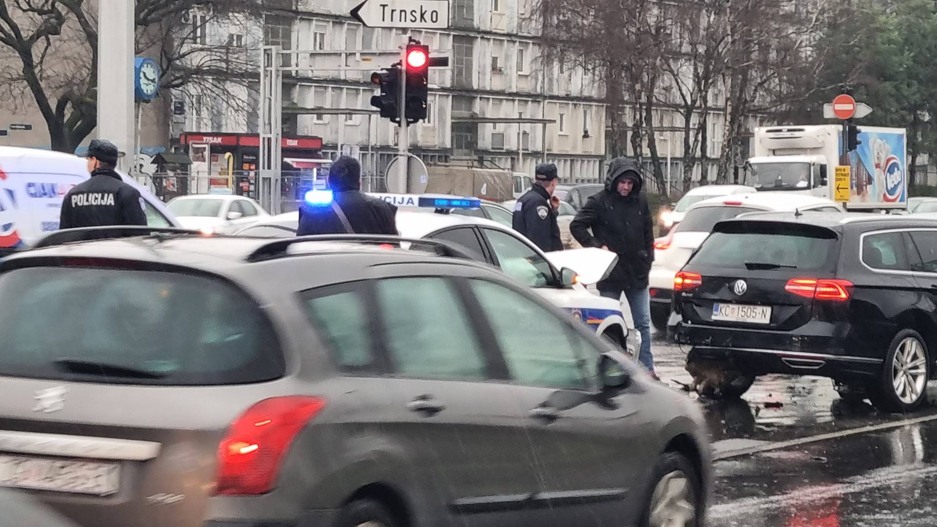 VIDEO Kod Velesajma razbijen policijski auto, čitatelj 24sata: 'Vidio sam trenutak nesreće'