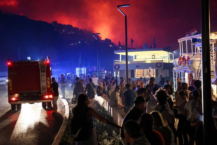 Požar kod Omiša: Evakuiran velik broj turista i mještana, pred vatrogascima je besana noć