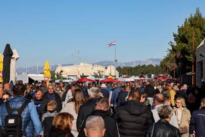 FOTO Pogledajte kako je bilo na sajmu u Benkovcu: Deset kila jabuka 8 eura, kolut sira za 12