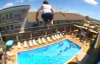 Skočio s balkona u bazen uz ovacije svojih prijatelja