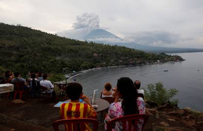 Unatoč užarenom vulkanu, tisuće odbile napustiti domove
