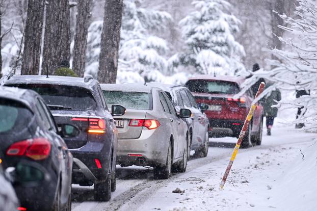 Zagreb: Guranje automobila kojima je uspon na Sljeme problemati&ccaron;an