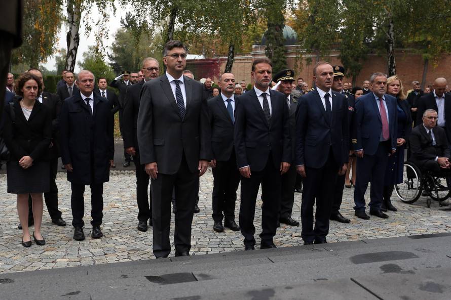 Vlada RH na Mirogoju poloÅ¾ila vijence povodom Dana neovisnosti
