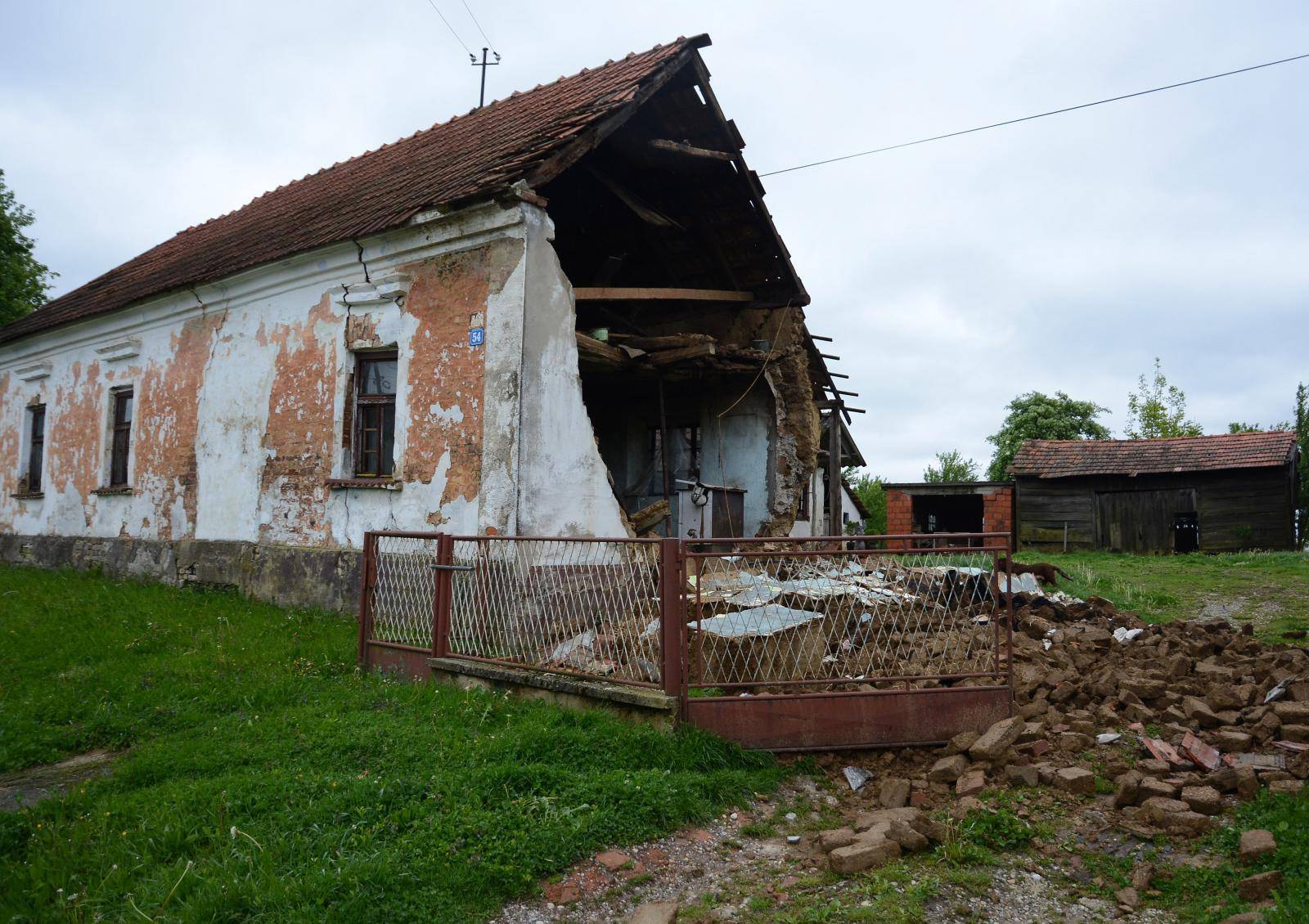 Čudom je živa: Dok je spavala, Milkici vjetar otpuhao zid kuće