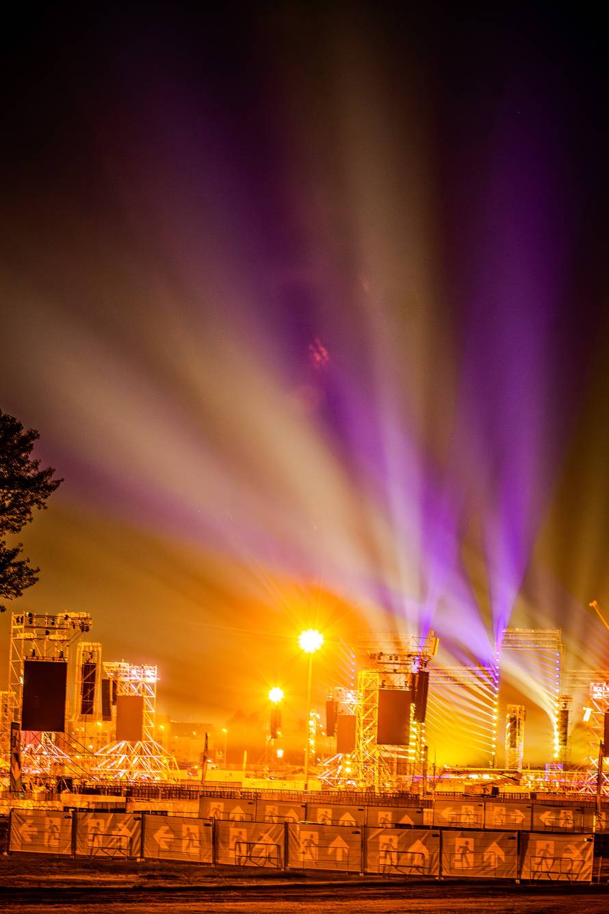 Zagreb: Spektakularna svjetlosna proba na Hipodromu uoči Thompsonovog koncerta