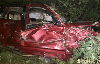 Užas u Zagori: Automobil sletio u provaliju, dva mladića kritično