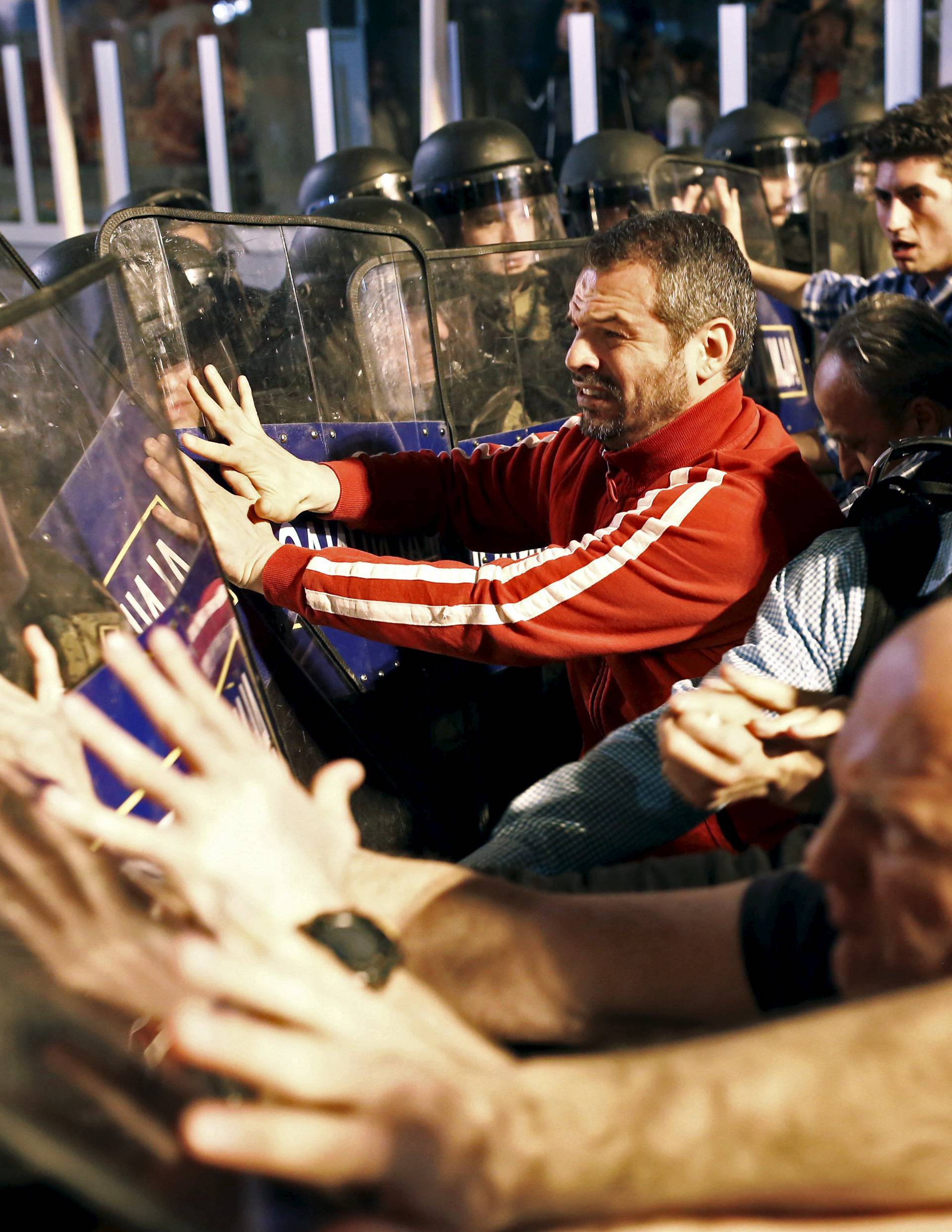 Napeto u Makedoniji: Građani su se sukobili s policijom
