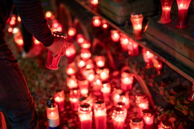 Osijek: Kod crvenog fiće koji gazi tenk zapaljene svijeće u sjećanje na Vukovar