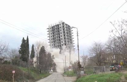 Neuspješno rušenje zgrade u Krimu, ostala nakrivljena