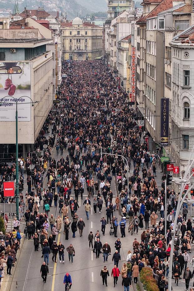 Sarajevo: Pogled iz zraka na povorku prema gradskom groblju Barama