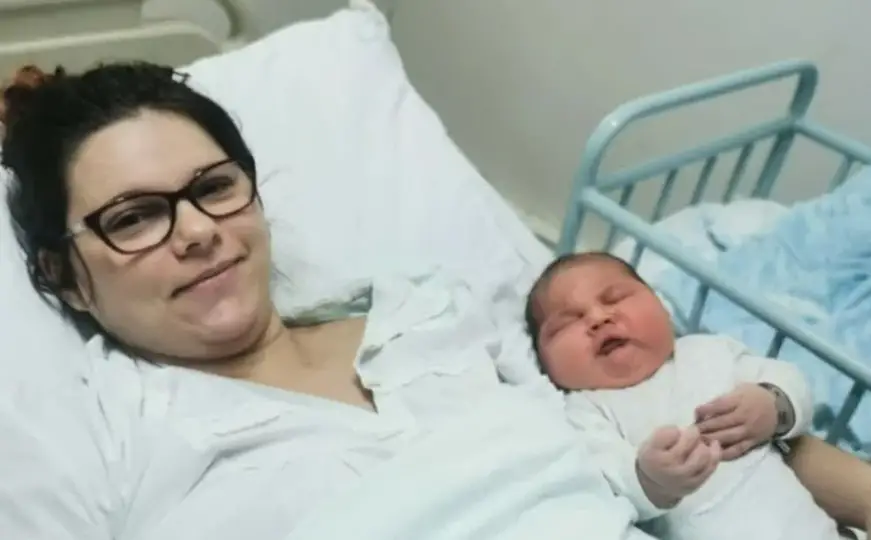 Najveća beba u regiji: Suzana je rodila dječaka teškog 6.4 kg!