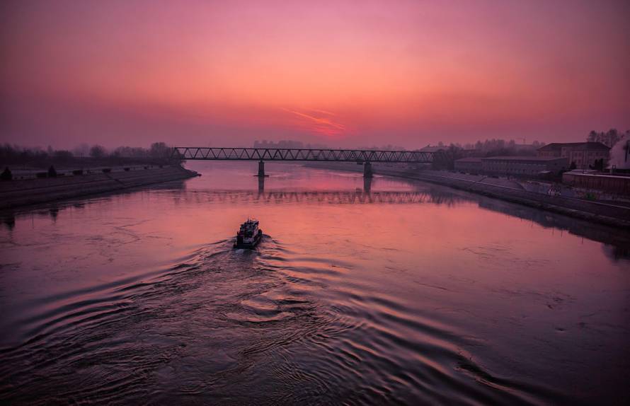 Izlazak sunca nad Dravom i željezničkim mostom u Osijeku