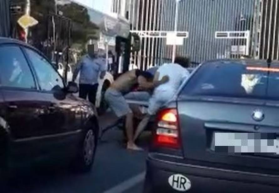 Video: Mlatili se na raskrižju u Splitu, razdvojio ih vozač busa