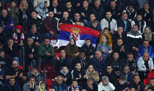 Navijači Srbije: 'Kakvi orlovi? Ovo su vrapci tetovirani'. 'Kome se ono gradi novi stadion?'
