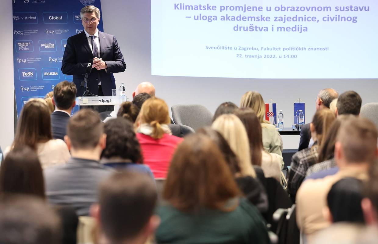Premijer kroz smijeh studentici iz Crne Gore: 'Lijepo je čuti da je Hrvatska nekome učitelj i uzor'