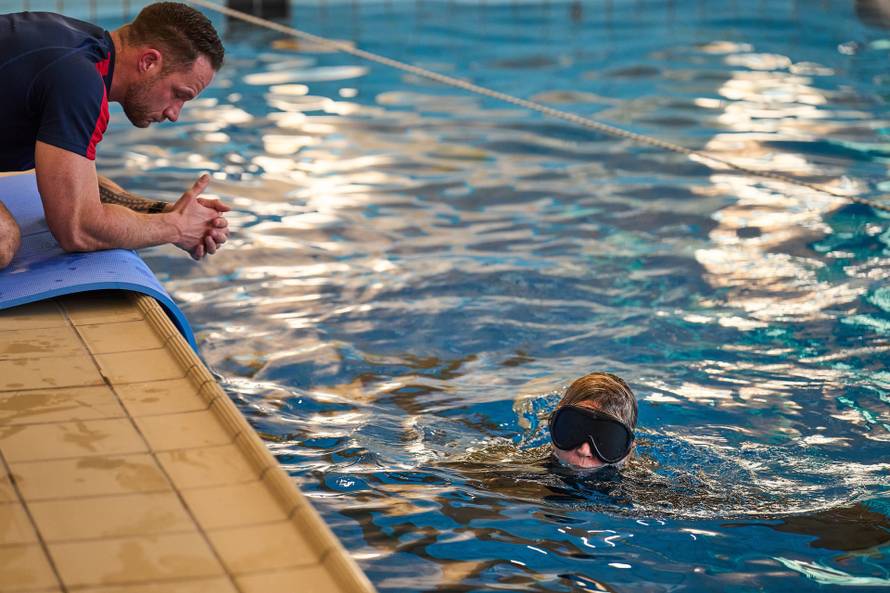FOTO Kad u vojsku pođem... Niozemska kraljica uzela pušku u ruke  i krenula na vojnu obuku