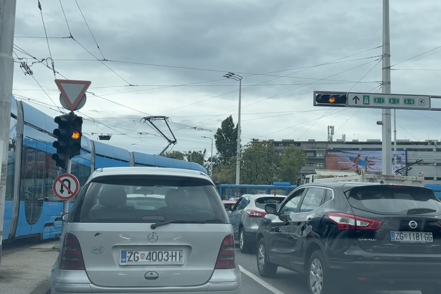 Kolaps na raskrižju Držićeve i Vukovarske: 'Opet ne radi semafor, samo čekam sudar'