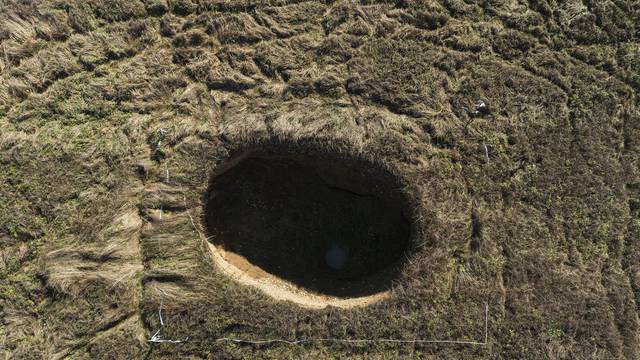 Pogled iz zraka na selo Mečenčani gdje je započela sanacija rupa koje su nastale nakon potresa