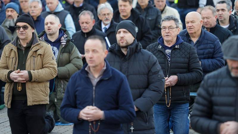 Molitelji na trgovima u Zagrebu i Šibeniku: Prosvjednici im opet ometali molitvu bubnjanjem