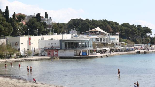 Bori se za život: Skočio je na glavu u plićak na Bačvicama